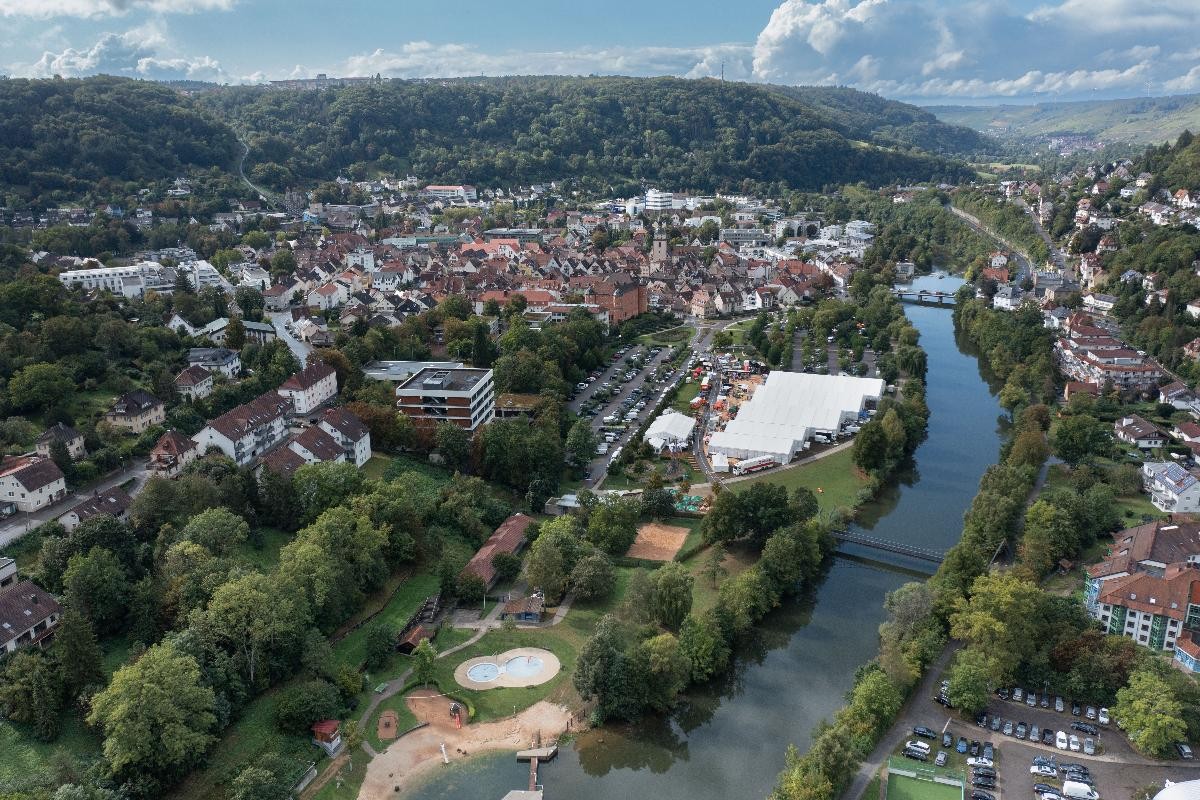 Zwei Menschen auf der Kocherbrücke.