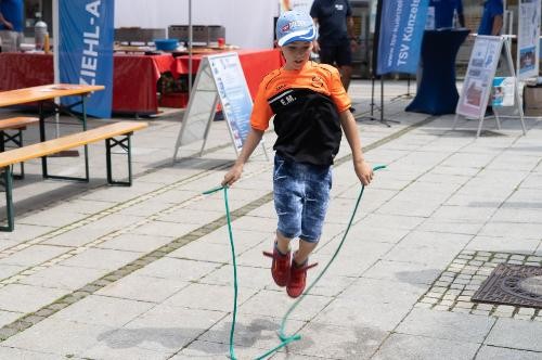 Ein Kind springt Seil.