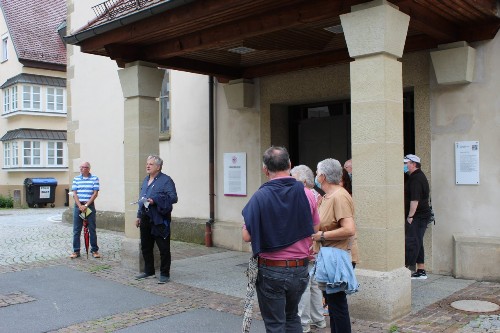 Besucher bei einer Stadtführung vor der Johanneskirche.