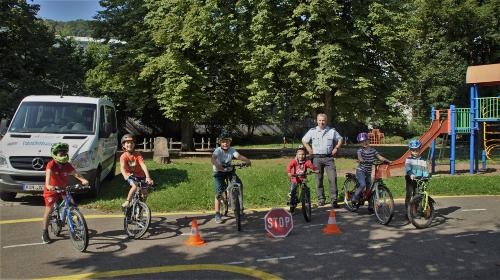 Kinder auf Fahrrädern mit Gerhard Wolpert, Hauptmeister der Polizei