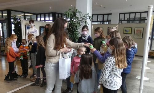 Marion Hannig-Dümmler übergibt Geschenke an die Kinder.