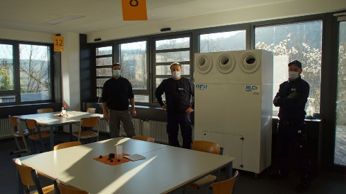 Ein Luftfiltergerät steht im Klassenzimmer.