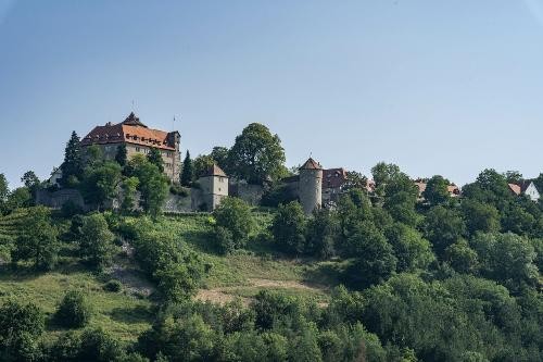 Ansicht der Burg von Kocherstetten aus.