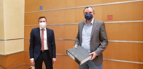 Bürgermeister Stefan Neumann und Kämmerer Ulrich Walter mit dem Haushaltsplan.