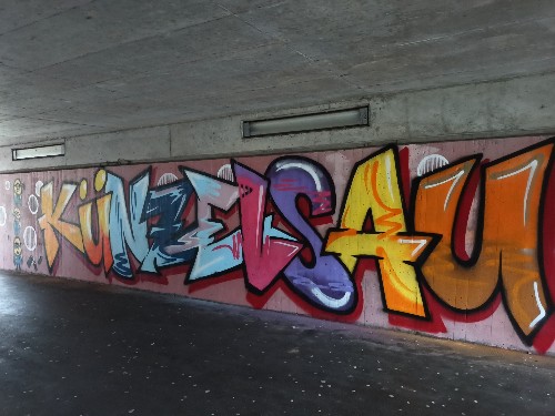 bunt besprühte Wand in der Unterführung. Zu lesen ist der Schriftzug "Künzelsau"