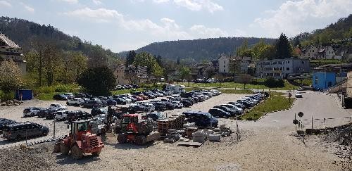 Parkplatz mit parkenden Fahrzeugen 
