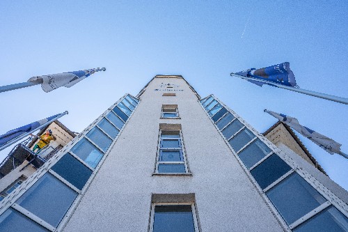 Turm des neuen Rathauses mit Fahnenmasten