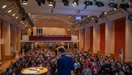 Bürgermeister mit Besuchern der Einwohnerversammlung in der Stadthalle