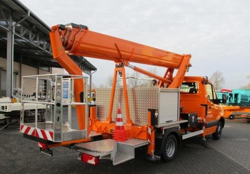 orangefarbenes Fahrzeug