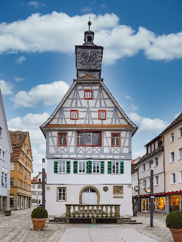 Fachwerkgebäude von außen unter blauem Himmel