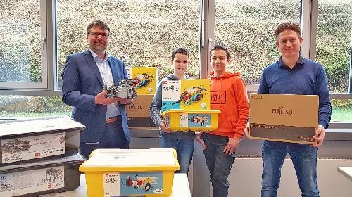 vier Personen mit Kartonagen und Boxen in der Hand