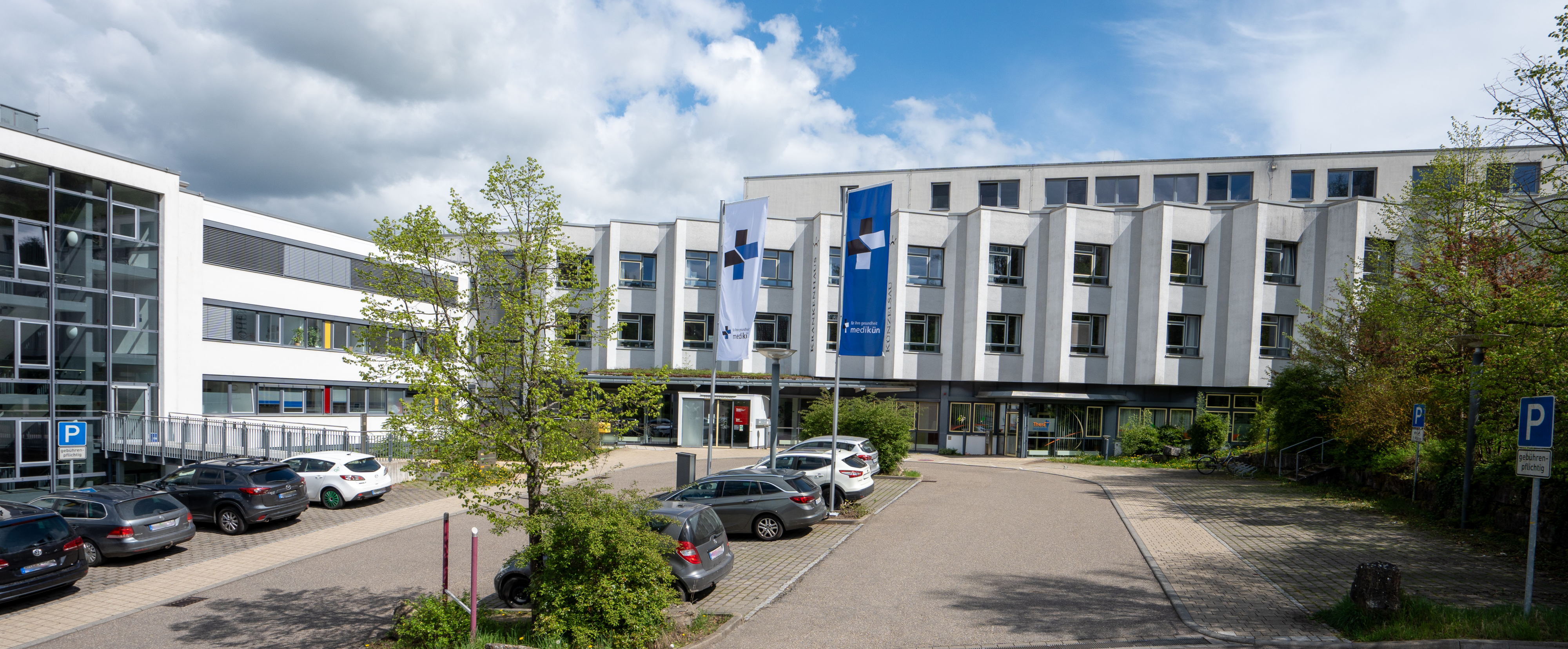 Außenansicht mit Paktplatz von Gebäude Medikün